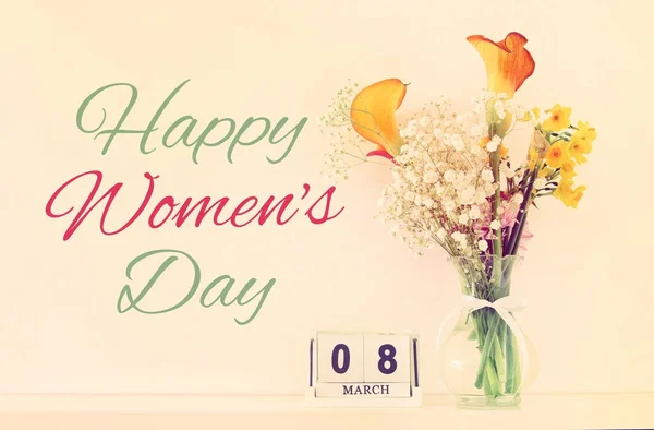 Concepto de día internacional de las mujeres con hermosas flores en el jarrón y la fecha en la mesa de madera . —  Fotos de Stock