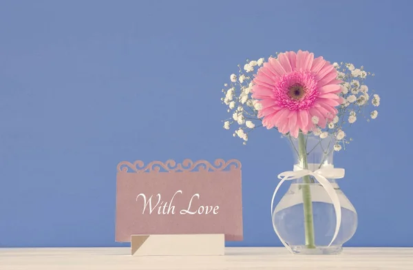 Image du concept de journée internationale des femmes avec une belle fleur dans le vase sur une table en bois . — Photo