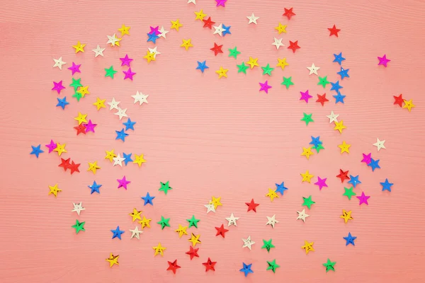 De achtergrond van de partij met kleurrijke confetti. Bovenaanzicht. — Stockfoto