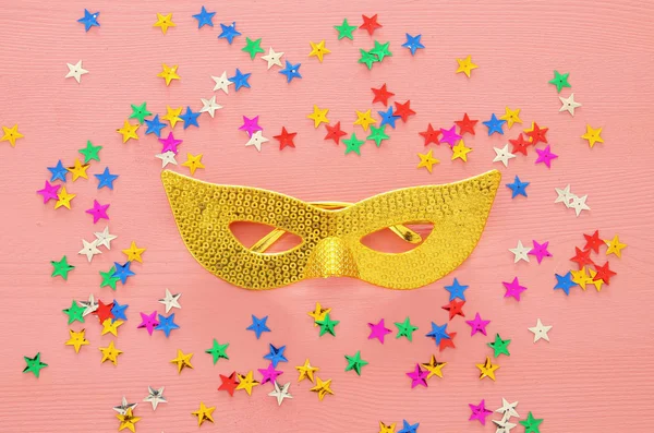 Vista superior de la imagen de máscara veneciana de mascarada de fondo. Acostado. Purim concepto de celebración (fiesta de carnaval judío ). — Foto de Stock