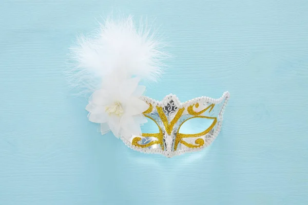 Ansicht von oben Bild der Maskerade venezianischen Maske Hintergrund. flach lag. Konzept der Purimfeier (jüdischer Karnevalsfeiertag)). — Stockfoto