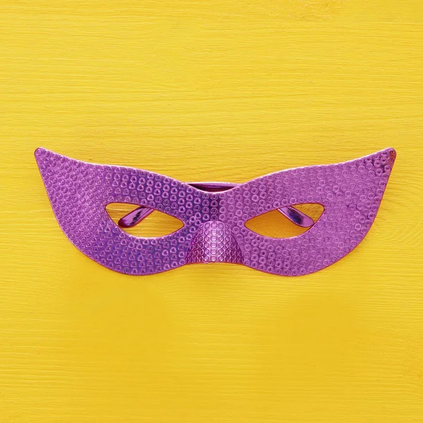 Image de vue du dessus du masque vénitien masqué. Pose plate. Concept de célébration Pourim (fête du carnaval juif ). — Photo