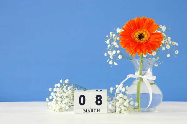 Imagem do conceito de dia internacional das mulheres com bela flor no vaso na mesa de madeira . — Fotografia de Stock