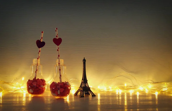 Aftelkalender voor Valentijnsdag romantische achtergrond met plastic lampje met hart vorm zoete snoepjes op tafel. — Stockfoto