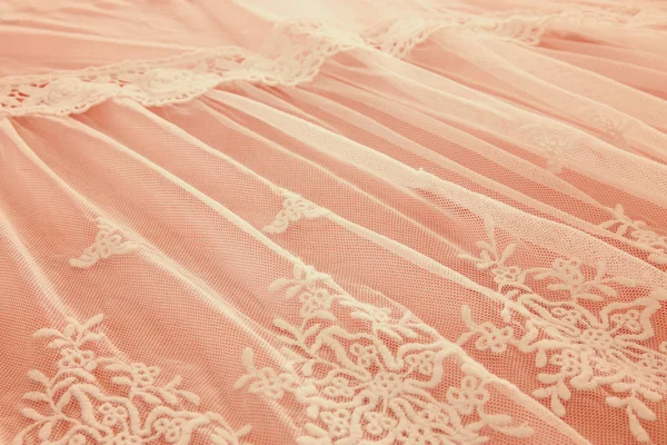 Tło białe, delikatne koronki tkaniny na różowym tle. — Zdjęcie stockowe
