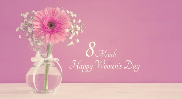 Imagem do conceito de dia internacional das mulheres com bela flor no vaso na mesa de madeira . — Fotografia de Stock