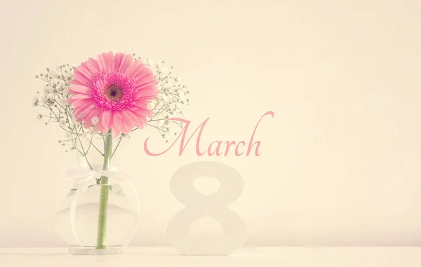 Bild des internationalen Frauentags-Konzepts mit schöner Blume in der Vase auf Holztisch. — Stockfoto
