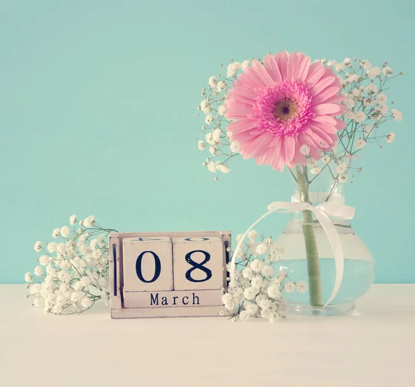 Image du concept de journée internationale des femmes avec une belle fleur dans le vase sur une table en bois . — Photo