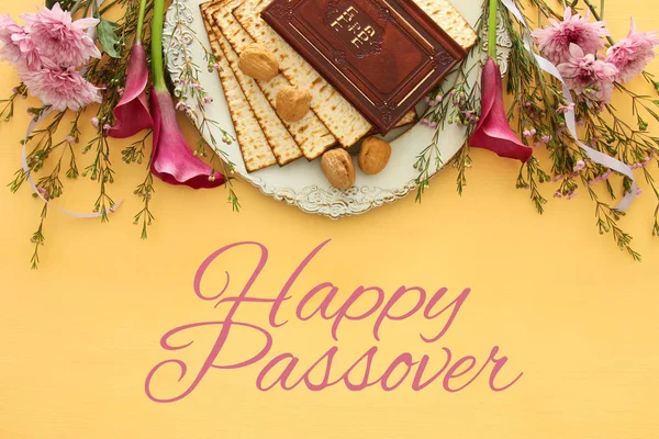 佩萨庆祝概念（耶酥逾越节） 。具有希伯来语文本的传统书籍：Passover Haggadah（逾越节故事）). — 图库照片