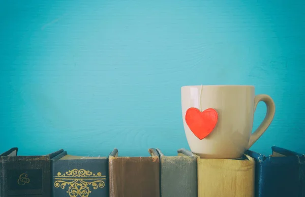 Valentin-nap háttér. Csésze kávé vagy a tea vagy a kávé, mint régi könyvek. — Stock Fotó
