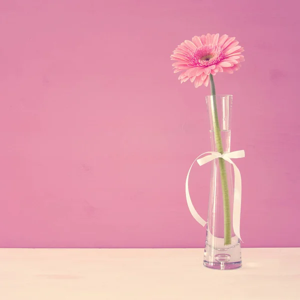Nyári csokor virág a vázában a fából készült asztal fölé. — Stock Fotó