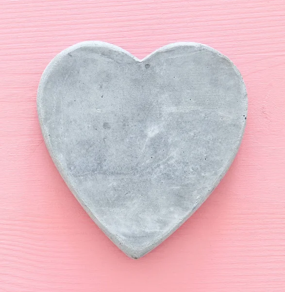 Il concetto di San Valentino. cuore su sfondo rosa pastello. Vista dall'alto . — Foto Stock