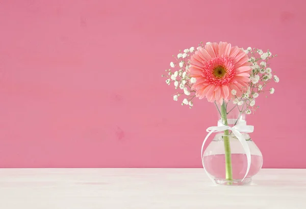 Ramo de flores de verano en el jarrón sobre la mesa de madera . — Foto de Stock