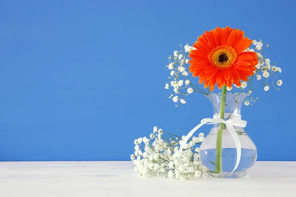 Buquê de verão de flores no vaso sobre a mesa de madeira . — Fotografia de Stock