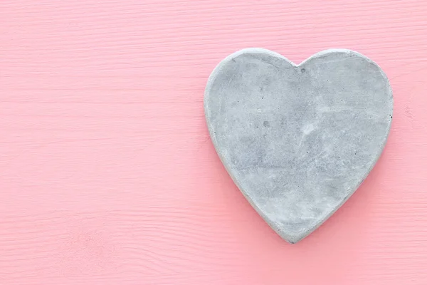 Concepto de San Valentín. corazón sobre fondo rosa pastel. Vista superior . —  Fotos de Stock