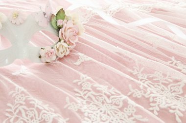 Narin zarif Venedik maskeyi üzerine dantel arka plan görüntüsü. Seçici odak