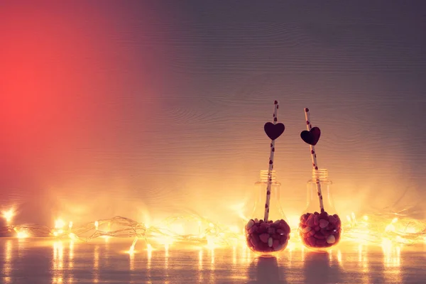Valentinstag Romantischen Hintergrund Mit Kunststoff Glühbirne Mit Herzform Süße Bonbons — Stockfoto