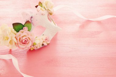 Narin zarif Venedik Maske üzerinde ahşap pembe arka plan görüntüsü. Seçici odak