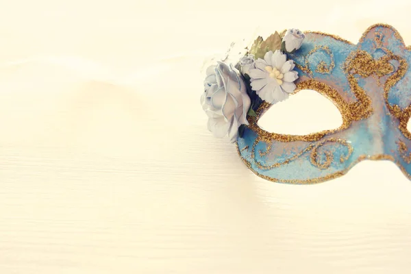 Imagem Delicada Máscara Veneziana Elegante Azul Sobre Fundo Branco Madeira — Fotografia de Stock