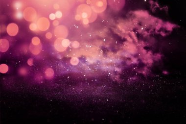 Mor parıltılı ışıklar arka planda. Odaklanamadı