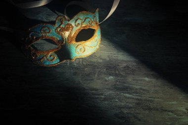 Şık mavi ve altın Venedik, mardi gras maskesi koyu arka plan üzerinde görüntü