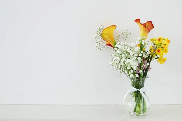 Ramo Hermosas Flores Delicadas Jarrón Vidrio Mesa Madera — Foto de Stock