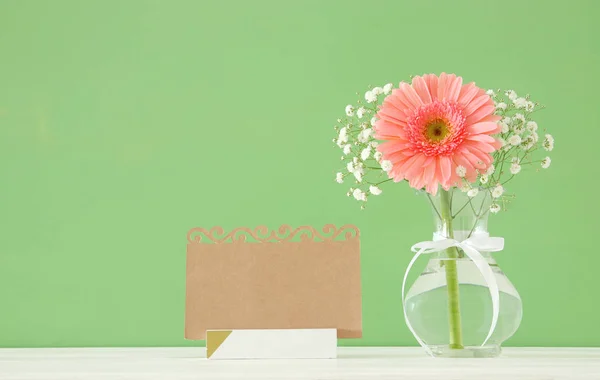 Färska Blommor Bredvid Tomma Kort Över Träbord — Stockfoto