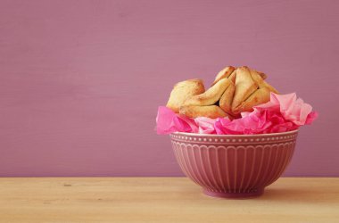 Purim kutlama kavramı (Yahudi karnaval tatil). Geleneksel hamantaschen tanımlama bilgileri.