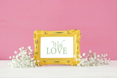 Görüntü güzel bir ahşap masa üzerinde vazoda çiçek ile Dünya Kadınlar Günü kavramının.