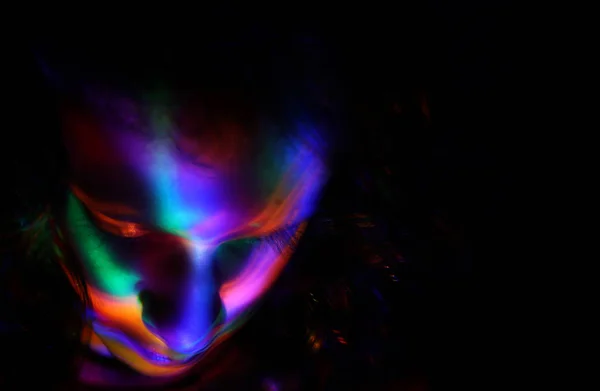 カラフルなネオン暗い蛍光灯、謎のスタイルで少女の抽象的なポートレート. — ストック写真
