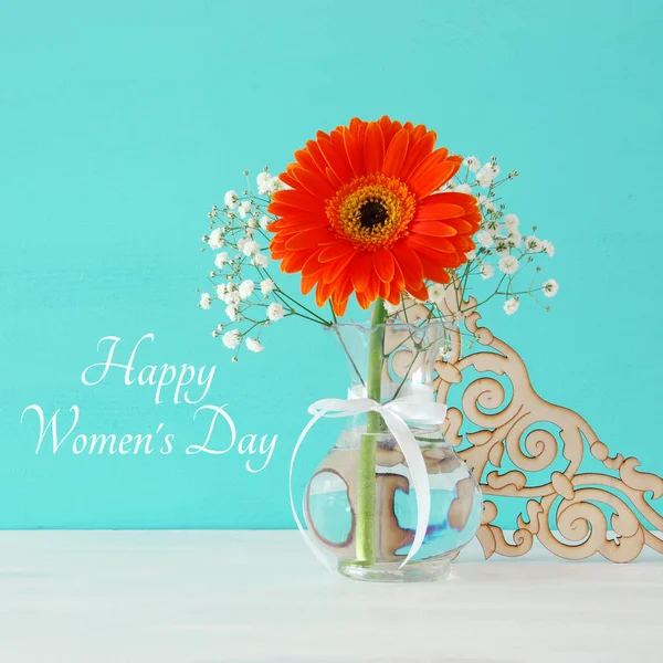 Weltfrauentag-Konzept mit schöner Blume in der Vase auf Holztisch. — Stockfoto