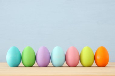 Mavi arka plan üzerinde renkli yumurta Paskalya Üstten Görünüm.