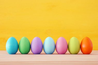 Mavi arka plan üzerinde renkli yumurta Paskalya Üstten Görünüm