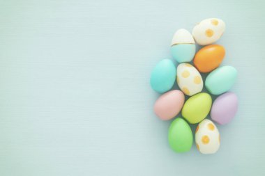 Mavi arka plan üzerinde renkli yumurta Paskalya Üstten Görünüm.