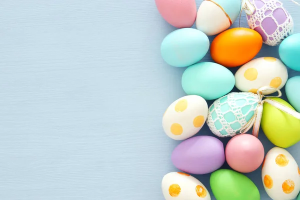 Top view of easter colorful eggs over blue background. — Stock Photo, Image