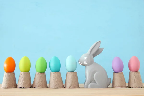Lindo conejito al lado de huevos coloridos de Pascua sobre fondo colorido . — Foto de Stock
