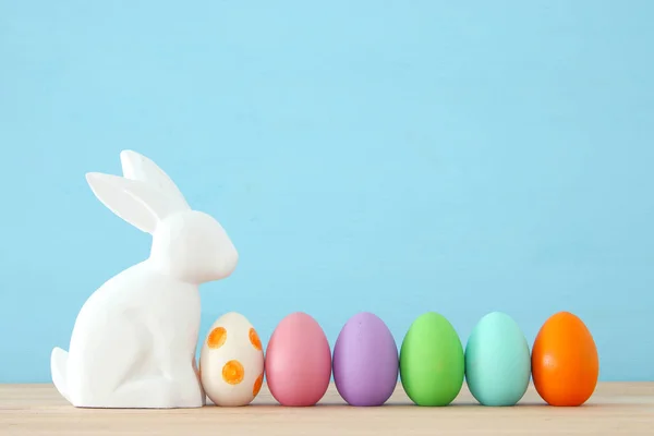 Lindo conejito al lado de huevos coloridos de Pascua sobre fondo colorido . — Foto de Stock