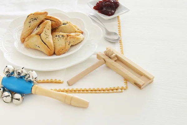 Purim-Feier-Konzept (jüdischer Faschingsfeiertag). Traditionelle Plätzchen über weißem Tisch. — Stockfoto