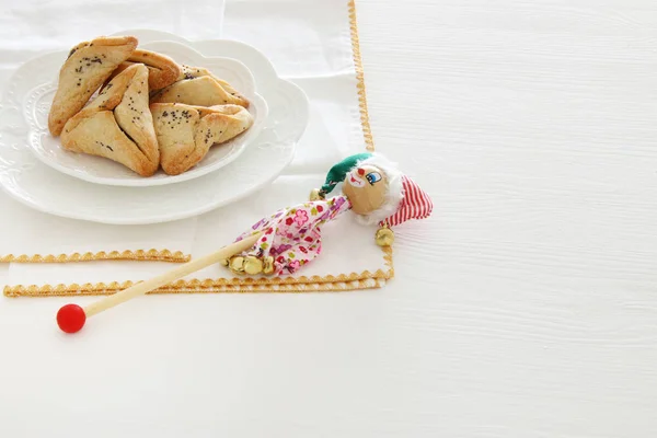 Purim fest koncept (judiska carnival semester). Traditionella hamantaschen cookies över vitt bord. — Stockfoto