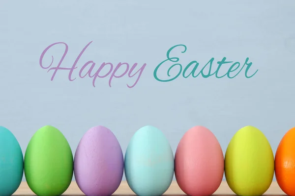 Vista superior de huevos de colores de Pascua sobre fondo azul . — Foto de Stock