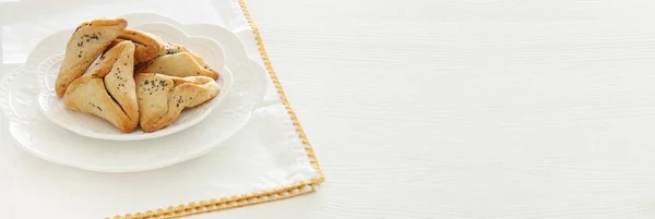 プリム祭のお祝い概念 (ユダヤ人のカーニバルの休日)。白いテーブルの上の伝統的な hamantaschen クッキー. — ストック写真