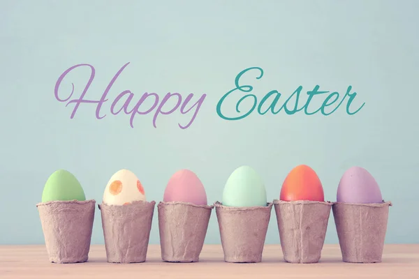 Vista superior de huevos de colores de Pascua sobre fondo azul — Foto de Stock