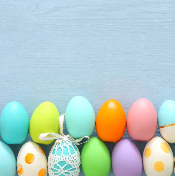 Top view of easter colorful eggs over blue background. — Stock Photo, Image