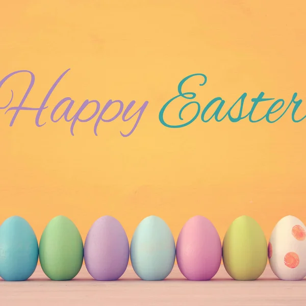 Vista superior de huevos de colores de Pascua sobre fondo azul . — Foto de Stock