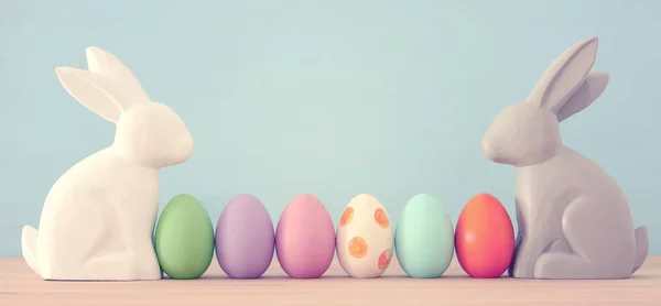 Lindo conejito al lado de huevos coloridos de Pascua sobre fondo colorido . — Foto de Stock