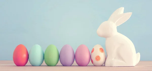 Lindo conejito al lado de huevos coloridos de Pascua sobre fondo colorido . — Foto de Stock