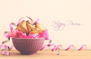 Purim kutlama kavramı (Yahudi karnaval tatil). Geleneksel hamantaschen Çerezler üzerinde ahşap masa.