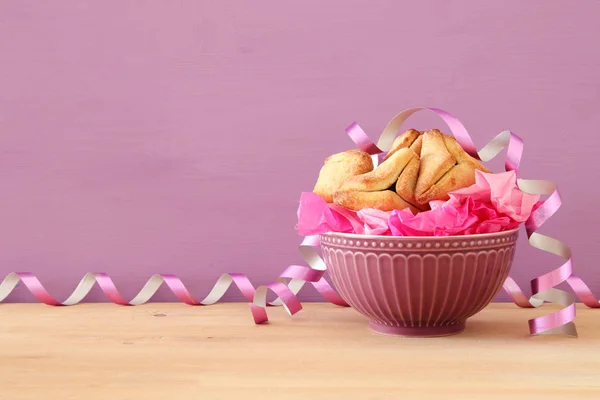 Purim oslava koncepce (židovský karneval dovolená). Soubory cookie tradiční hamantaschen dřevěný stůl. — Stock fotografie