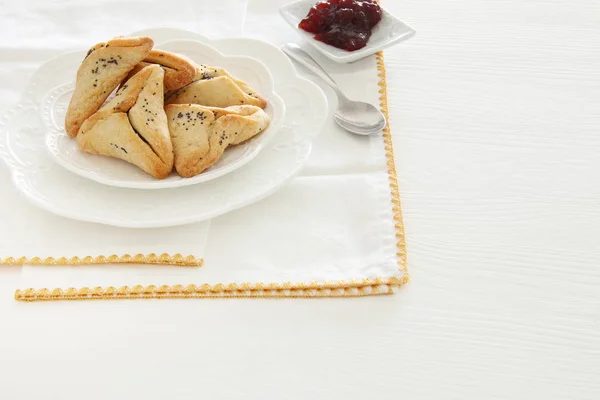 普庆祝概念 (犹太狂欢节假日)。传统 hamantaschen 曲奇饼在白色桌. — 图库照片