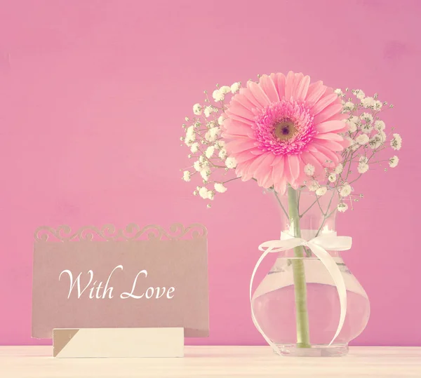 Image du concept de journée internationale des femmes avec une belle fleur dans le vase sur une table en bois . — Photo